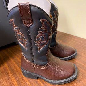 Toddler boots size 7 with zipper on inside.